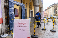 Ein Mann betritt Anfang Mai ein Impfzentrum in Stockholm. Foto: Imago Images/Xinhua/Wei Xuechao 