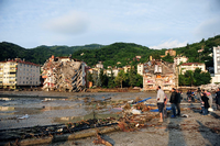 Fassungslos schauen Menschen in Bozkurt in der Provinz Kastamonu auf die Zerstörungen, die die Flut angerichtet hat. Foto: imago images/Xinhua