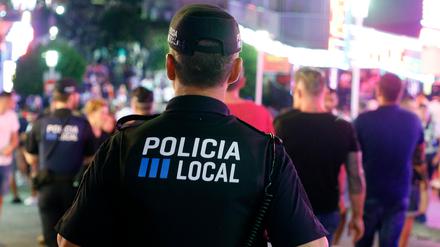 Die lokale Polizei von Calvia patrouilliert in der Nacht auf den Straßen von Magaluf. 