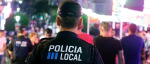 Die lokale Polizei von Calvia patrouilliert in der Nacht auf den Straßen von Magaluf. 