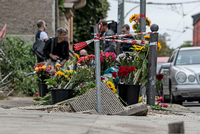 Menschen haben Blumen und Kerzen an der Stelle abgestellt, vier Menschen bei dem Verkehrsunfall starben. Foto: Paul Zinken/dpa