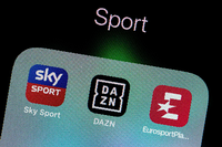 Viele Sportfans haben mehrere Pay-TV-Angebote abonniert, um alle Spiele ihres Vereins verfolgen zu können. Foto: Rolf Vennenbernd/dpa