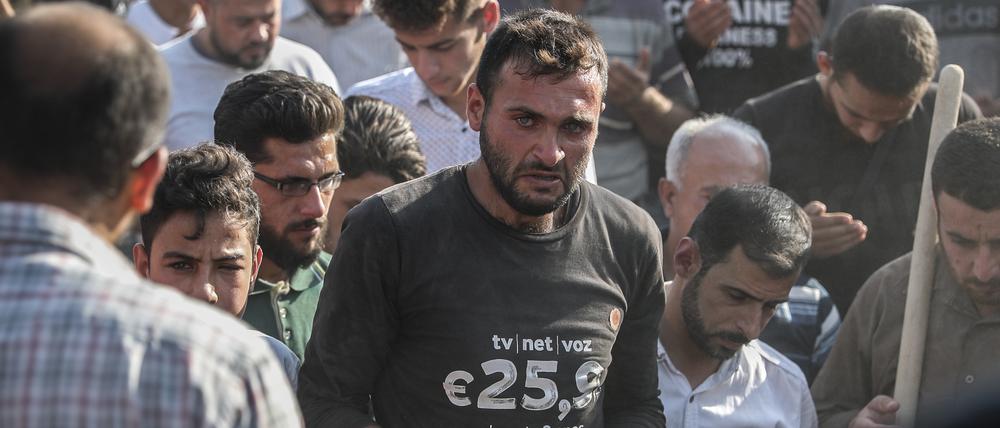 Syrer bestatten bei an einer Trauerfeier Kämpfer der von der Türkei unterstützten islamistischen Miliz Failak al-Scham, die im Nordwesten Syriens getötet wurden. 