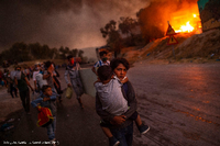 Kinder flüchten aus dem brennenden Lager in Lesbos. Dieses Bild von Angelos Tzortzinis wurde das "Unicef-Foto des Jahres" 2020. Foto: dpa/Angelos Tzortzinis