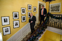 Boris Johnson (l.), Premierminister von Großbritannien, und David Frost, Großbritanniens Chef-Unterhändler für den Brexit, gehen nach der Unterzeichnung des Brexit-Handelspakts mit der Europäischen Union eine Treppe in der 10 Downing Street herunter.  Foto: dpa