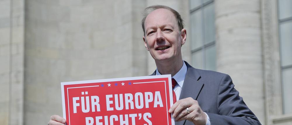 Martin Sonneborn, anlaesslich eines Pressetermins zum Start der Spasspartei Die PARTEI in den EU-Wahlkampf, vor der Volksbuehne in Berlin. 