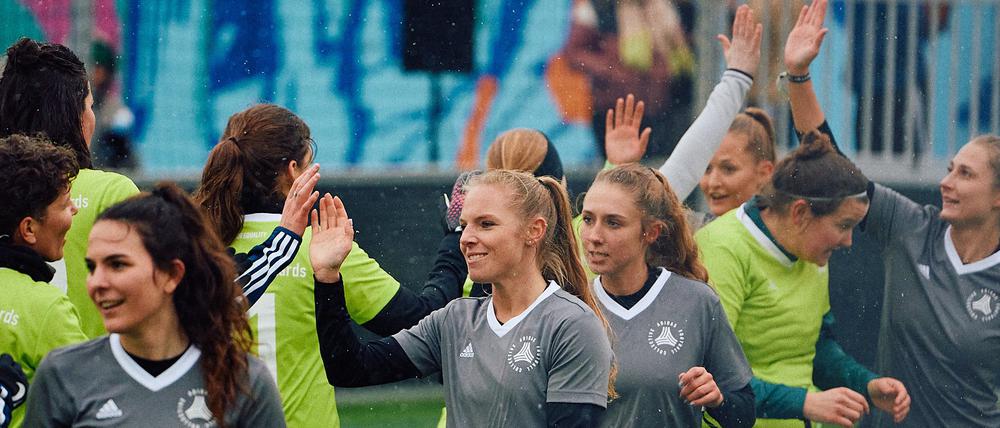 Etwa hundert Fußballerinnen nahmen an dem Turnier teil, das am Internationalen Frauentag stattfand.