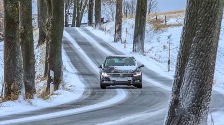 Schneefall macht in weiten Teilen Deutschlands den Autofahrern zu schaffen.