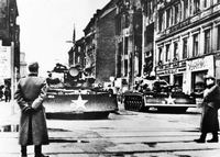 Sowjetische Panzer rollten am 17. Juni 1953 in Berlin ein, um die Demonstrationen einzudämmen. Foto: AFP photo files/BStU