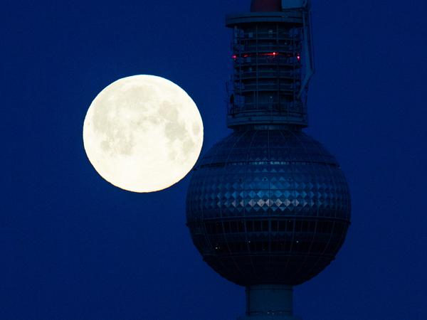 Telespargel trifft Frau Luna: Am 27. April 2021 tauchte der Supermond direkt hinter dem Berliner Fernsehturm auf.