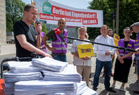 Namhafte Linke-Politiker wie Klaus Lederer übergeben Unterschriften für den Volksentscheid von "DW & Co. enteignen". Foto: Christophe Gateau/dpa
