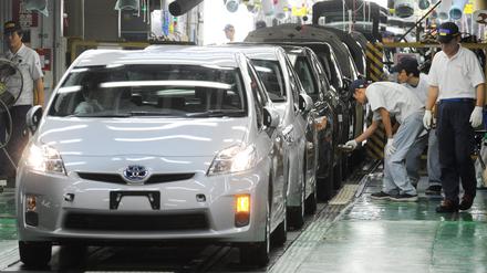 Arbeiter montieren im Toyota Werk in Toyota City in der Provinz Aichi Autos (Foto vom 05.06.2009). 