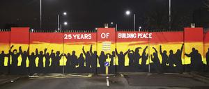 Ein Wandgemälde an den Friedenstoren am Lanark Way feiert das Karfreitagsabkommen im Westen von Belfast. 