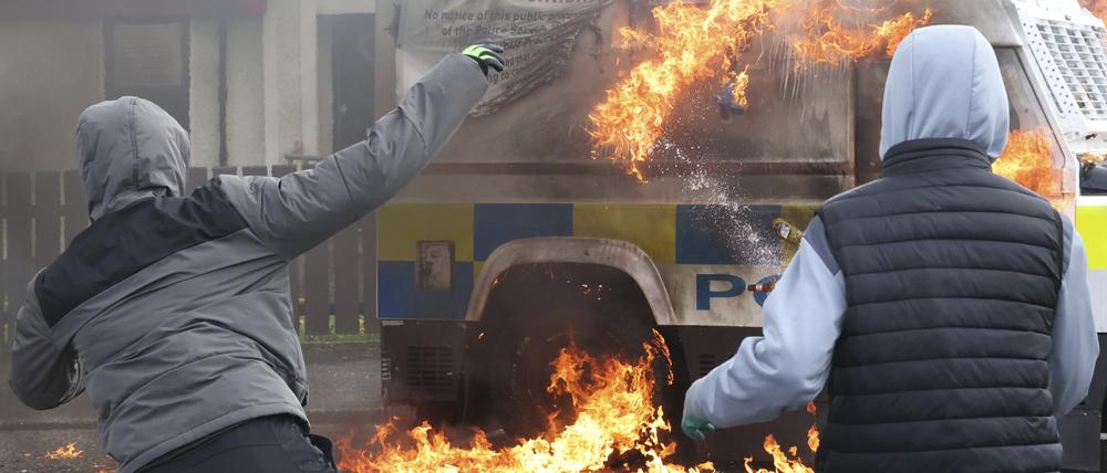 Maskierte Personen werfen Molotow-Cocktails auf einen Transporter der Polizei in Londonderry, Nordirland.