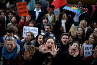 Klima-Aktivisten, die sich ein "wachsames" Auge auf die Handfläche gemalt haben, protestieren in Madrid. Foto: dpa/Manu Fernandez