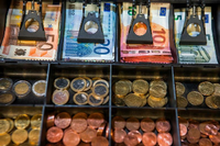 Die Deutschen zahlen nach wie vor am liebsten in bar. Foto: Büttner/dpa