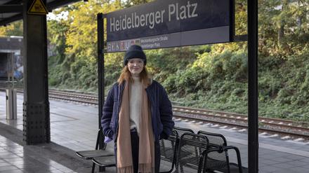 Fototermin mit Schauspielerin und Regiesseurin Karoline Herfurth am S-Bahnhof Heidelberger Platz und in der S-Bahn am 26.09.2022 mit Ann-Kathrin Hipp fuer den Podcast "Eine Runde Berlin".
