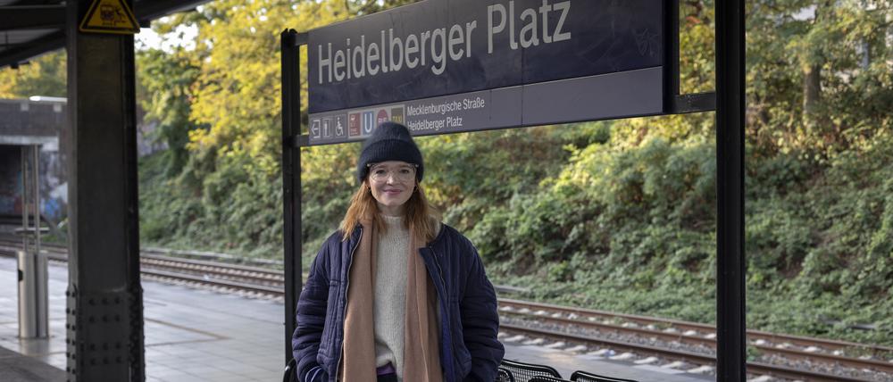 Die Schauspielerin und Regisseurin Karoline Herfurth am S-Bahnhof Heidelberger Platz.