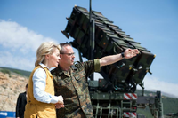 Bundesverteidigungsministerin Ursula von der Leyen (CDU) steht vor "Patriot"-Abwehranlagen der Bundeswehr. Foto: dpa/Bernd von Jutrczenka