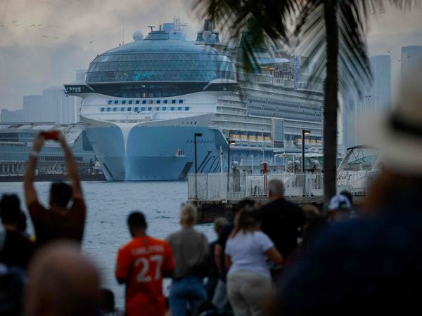 Schaulustige und Interessierte beobachten, wie die Icon of the Seas zu ihrer Jungfern-Kreuzfahrt in See sticht.