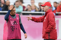 Quo vadis? Philipp Lahm könnte künftig als erster Links-rechts-Abwehr-Mittelfeld-Sportdirektor der Bundesliga-Geschichte agieren. Foto: dpa