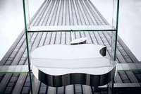 Das Logo vor dem wohl prestigeträchtigsten Apple-Store in Manhattan. Foto: Reuters