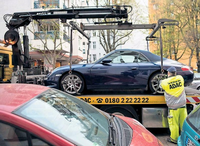 In Neukölln wird der Porsche, den ein Clan-Mann gefahren haben soll, abtransportiert. Foto: Fischer/dpa