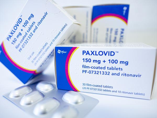Das Medikament Paxlovid wird vom Pharmaunternehmen Pfizer hergestellt. Eine einzelne Packung kostete mehr als 650 Euro, als das Bundesgesundheitsministerium bestellte. Inzwischen kostet das Mittel sogar 1149,19 Euro pro Packung.