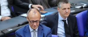 Friedrich Merz, CDU-Bundesvorsitzender, neben Thorsten Frei,  Parlamentarischer Geschäftsführer der Bundestagsfraktion, bei einer Sitzung des Bundestags.