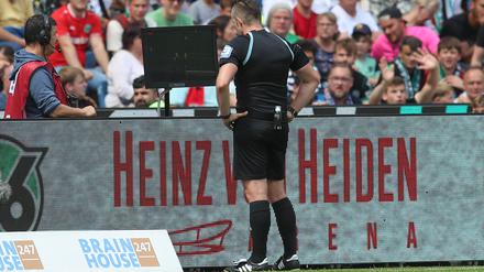 DFB-Videobeweischef Jochen Drees setzt sich daher weiter für die Übertragung strittiger Szenen auf den Bildschirmen und Videoleinwänden in den Fußball-Stadien ein. 