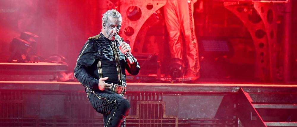 Rammstein Frontsänger Till Lindemann performt den Song „Deutschland“ auf der Bühne. 