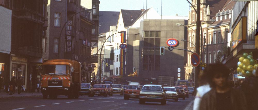 Westberliner Promenade des kleinen Mannes: die Karl-Marx Straße in Neukölln, etwa Mitte der 1980er Jahre.