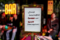 Eine Bar im Hamburger Stadtteil St. Georg wiest auf die neue 2G-Regel hin, nach der nur noch Geimpfte oder Genesene die Räume betreten dürfen. Foto: Axel Heimken/dpa