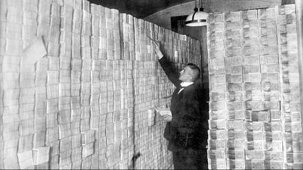Auf dem Höhepunkt der Hyperinflation 1923 wussten selbst Banken kaum noch, wo sie die nicht versiegende Geldflut wohl lagern könnten.