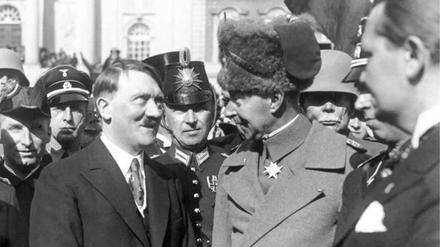 Dienstbarer Helfer: Prinz Wilhelm von Preußen mit Adolf Hitler um 1935. 