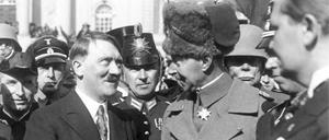 Dienstbarer Helfer: Prinz Wilhelm von Preußen mit Adolf Hitler um 1935. 