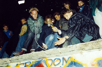 Im November 1989 war Berlin in Feierlaune - und ein Jahr später? Foto: picture alliance/dpa