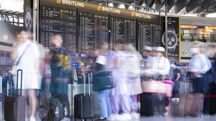 Passagiere warten auf dem Flughafen in Frankfurt am Main auf ihren Check-In. Seit Wochen kommt es an sämtlichen deutschen Flughäfen zu Verzögerungen. 