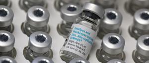 Leere Ampullen mit dem Impfstoff von Bavarian Nordic (Imvanex / Jynneos) gegen Affenpocken stehen im Klinikum rechts der Isar in einer Schachtel auf einem Tisch. 