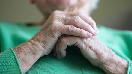 Eine 100 Jahre alte Bewohnerin eines Seniorenhaus im Vorbachtal, faltet ihre Hände.