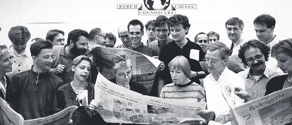1994. 31. August. Die Tagesspiegel-Mannschaft posiert zum Redesign der Zeitung. Ganz hinten, unter der Weltkugel der heutige Chefredakteur Lorenz Maroldt.