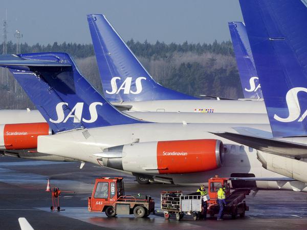 Bodenpersonal der SAS-Fluggesellschaft fertigt Flugzeuge vom Typ MD-80 und Boeing 737 am Flughafen Arlanda in Schweden ab.