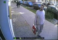 Die Polizei sucht diesen Mann - Hinweise auf seine Identität sind bis zu 20.000 Euro wert. Foto: Polizei