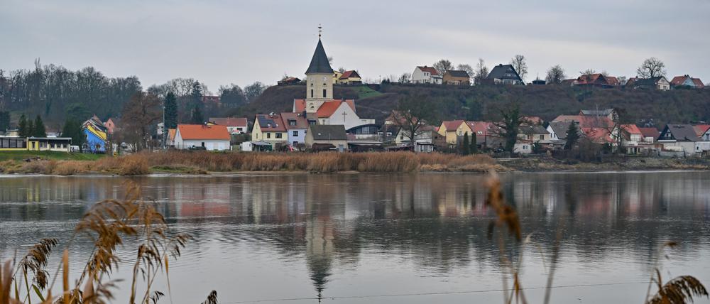 Blick vom polnischen Ufer des deutsch-polnischen Grenzflusses Oder auf die brandenburgische Kleinstadt Lebus.