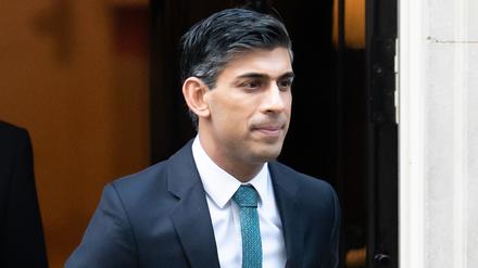 Rishi Sunak, Premierminister von Großbritannien, verlässt die Downing Street 10 in London. 