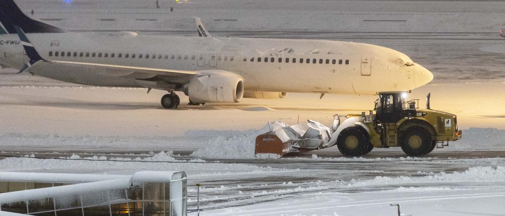 Ein Schneepflug räumt den Schnee am Toronto Pearson International Airport. (Symbolbild)
