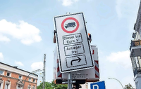 Ähnliche Schilder wie dieses in Hamburg sollen im Juni 2019 auch in Berlin aufgestellt werden. Allerdings betreffen die Diesel-Durchfahrverbote hier nicht nur Lastwagen. Foto: Daniel Bockwoldt/dpa