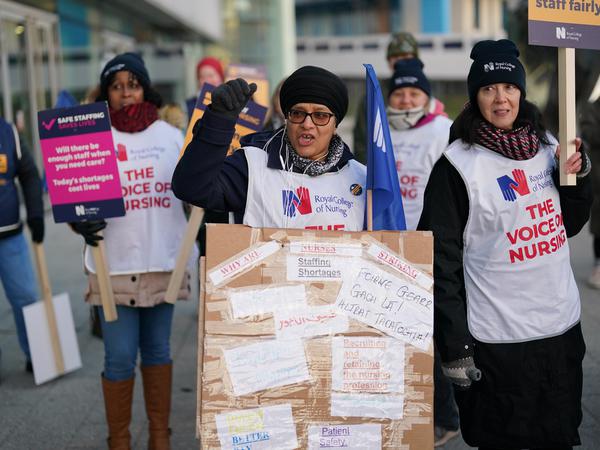 Krankenschwestern und Krankenpfleger demonstrieren vor dem Queen Elizabeth Hospital für mehr Geld.