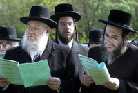 Rabbiner Yitzhak Ehrenberg (links) liest 2002 bei einer Zeremonie im polnischen Slubice in dem "Kaddisch", dem Totengebet. Foto: picture alliance