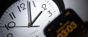 Zur Zeitumstellung am 31. März werden die Uhren um 02:00 Uhr auf 03:00 Uhr vorgestellt und die Sommerzeit beginnt. 